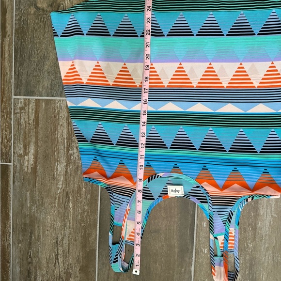 Daytrip Multicolor Geometric Tank Top - Picture 5 of 7
